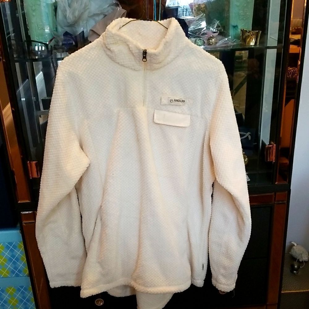 BRAND NEW WITHOUT TAGS MAGELLEN  LIKE DOWN COMFY ZIPPERED PULL OVER!!!